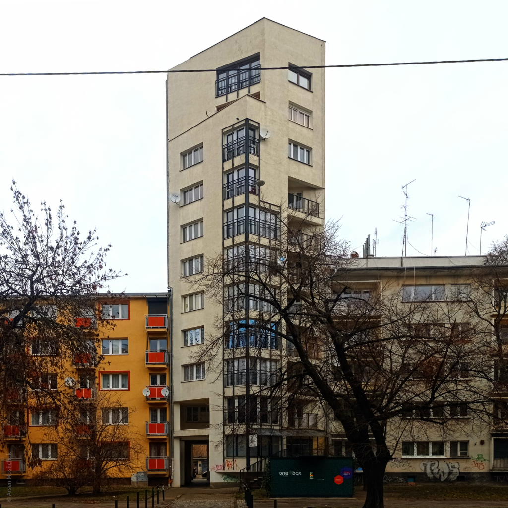 Неочікувано високий будинок