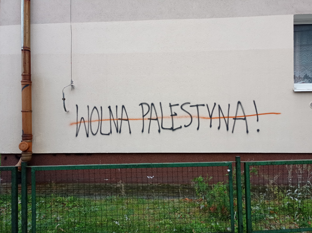 Закреслений напис «вільна Палестина»