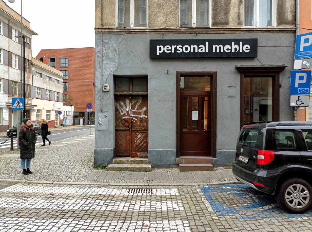Вивіска з підписом «personal meble»