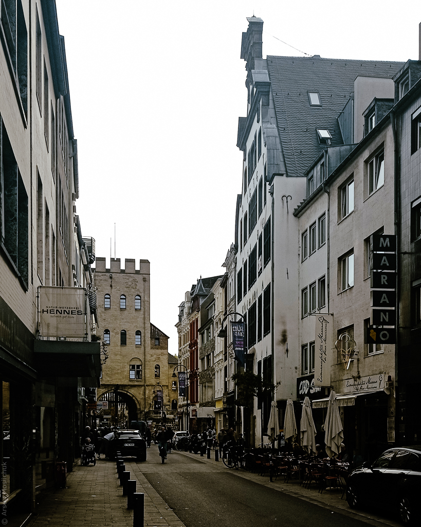 Вулиця за брамою