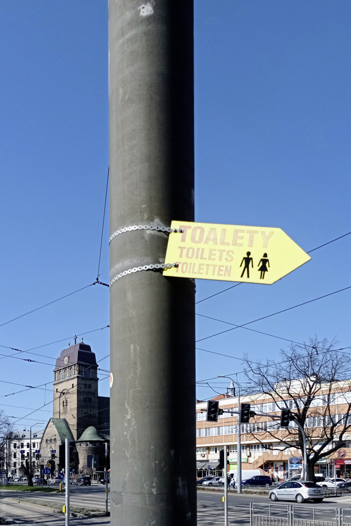 Табличка польською, англійською, німецькою