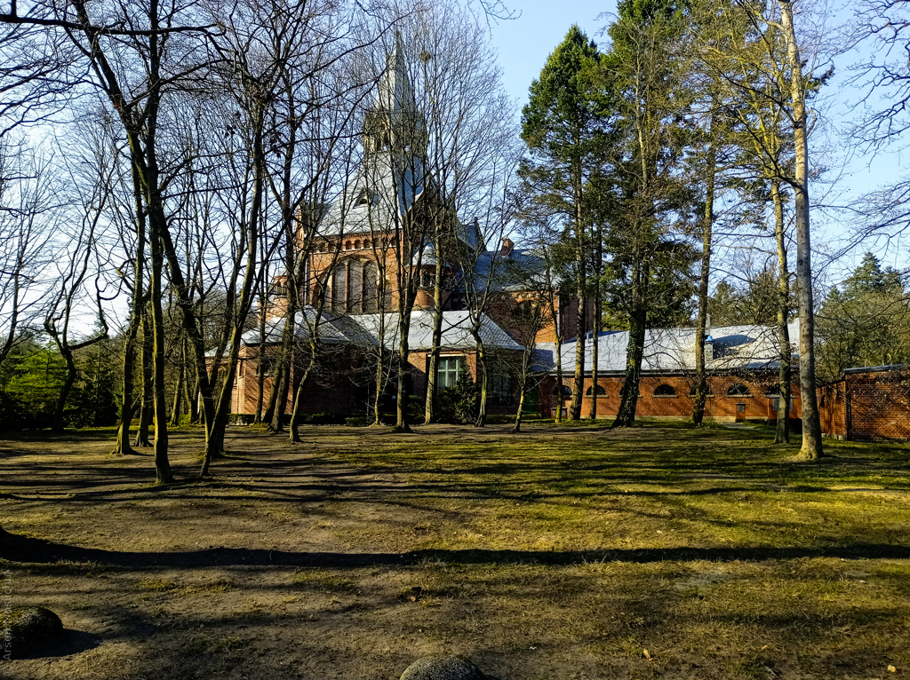 Каплиця серед дерев